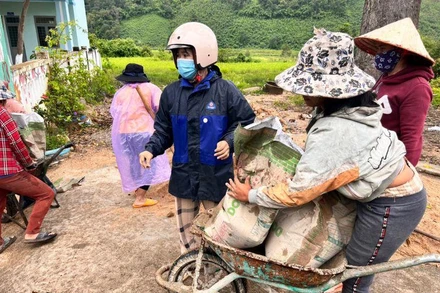 Gia cố mái tại Trường mầm non Đăk Kôi, huyện Kon Rẫy.