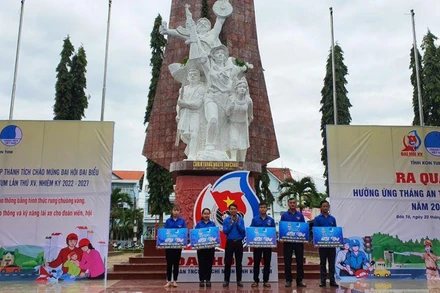 Trao dụng cụ và hỗ trợ kinh phí hoạt động cho 5 Đội thanh niên xung kích tham gia sơ cứu, ứng cứu nhanh tai nạn giao thông.