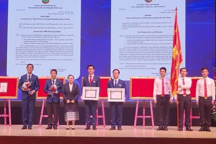 Tập thể Trường đại học Tôn Đức Thắng và Tiến sĩ Trần Trọng Đạo, Quyền Hiệu trưởng nhà trường vinh dự nhận Huân chương Lao động hạng III và hạng II của nước Cộng hòa Dân chủ Nhân dân Lào.