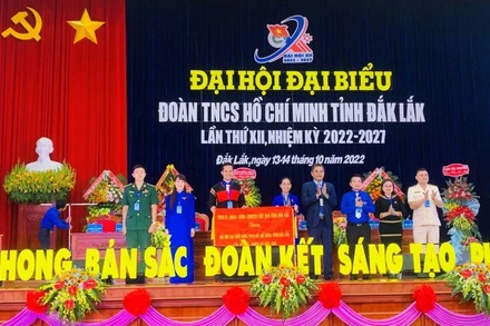 Tặng bức trướng cho Đại hội Đoàn Thanh niên Cộng sản Hồ Chí Minh tỉnh Đắk Lắk lần thứ XII, nhiệm kỳ 2022-2027.