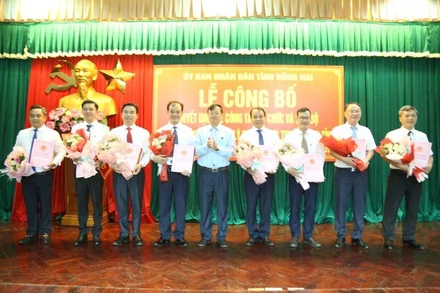 Chủ tịch Ủy ban nhân dân tỉnh Đồng Nai Cao Tiến Dũng trao quyết định điều động, bổ nhiệm lãnh đạo 3 ban quản lý dự án.