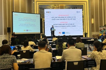 Diễn đàn “Việc làm thỏa đáng và tương lai của chuỗi cung ứng điện tử tại Việt Nam”.