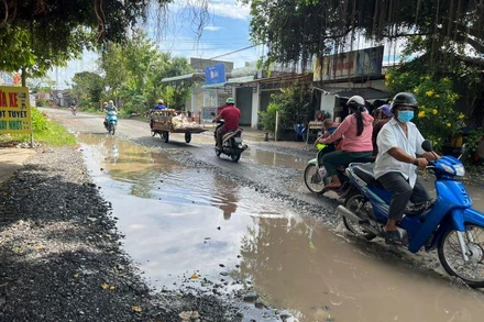 Tuyến quốc lộ 57C (đoạn xã An Thủy, huyện Ba Tri) bị ngập nước kéo dài do triều cường, mưa bão.
