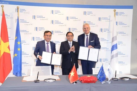 Thủ tướng Phạm Minh Chính chứng kiến lễ ký kết và trao văn kiện hợp tác giữa Tập đoàn Điện lực Việt Nam (EVN) với Ngân hàng Đầu tư châu Âu (EIB). 