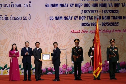 Thừa ủy quyền của Thủ tướng Lào, Bí thư, Tỉnh trưởng Hủa Phăn trao Huân chương phát triển hạng nhất cho tỉnh Thanh Hóa.