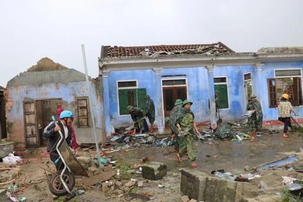 Bộ đội giúp người dân khắc phục hậu quả sau cơn bão.