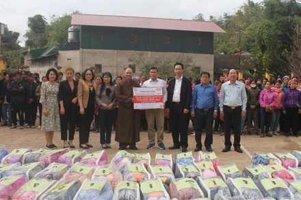 Các thành viên Đoàn đại biểu Quốc hội tỉnh Điện Biên và lãnh đạo huyện Nậm Pồ tặng quà các gia đình chính sách, hộ nghèo xã Si Pa Phìn.