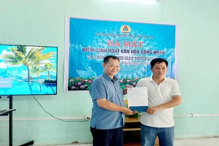 Đồng chí Hà Đông, Ủy viên thường vụ, Trưởng Ban Tuyên giáo Liên đoàn Lao động thành phố trao quyết định thành lập Điểm sinh hoạt văn hóa công nhân.