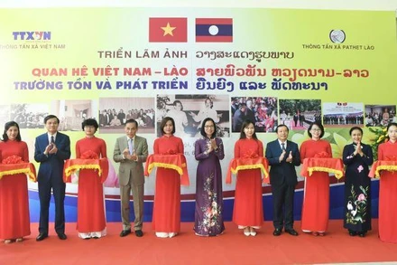 Các đại biểu cắt băng khai mạc triển lãm.