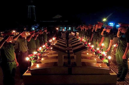 Tuổi trẻ Cà Mau thắp nến tri ân các Anh hùng, liệt sĩ nhân Kỷ niệm 75 năm Ngày Thương binh-Liệt sĩ vào tối 24/7. 