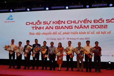 Lãnh đạo tỉnh tặng hoa tri ân các doanh nghiệp tham gia Chuyển đổi số.