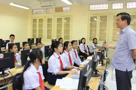 Phó Giám đốc Sở Giáo dục và Đào tạo Hà Nội Phạm Xuân Tiến trò chuyện với học sinh Trường Trung học cơ sở Phúc Xá (quận Ba Đình). 