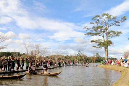 Bản hòa tấu trên hồ Xuân Hương - Đà Lạt. 