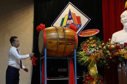 Bí thư Thành uỷ Đà Nẵng Nguyễn Văn Quảng đánh trống khai giảng năm học mới tại trường THPT chuyên Lê Quý Đôn.