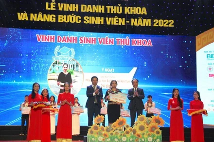 Đà Nẵng vinh danh thủ khoa và trao hàng trăm suất học bổng cho sinh viên nghèo tối ngày 24/11.