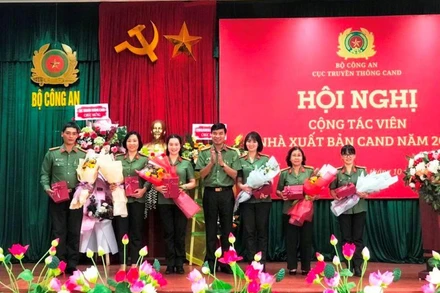 Giám đốc - Tổng biên tập Nhà Xuất bản CAND, Đại tá Trần Cao Kiều tặng hoa các cộng tác viên có nhiều đóng góp cho Nhà xuất bản CAND.