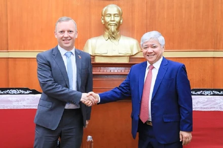 Bí thư Trung ương Đảng, Chủ tịch Ủy ban Trung ương Mặt trận Tổ quốc Việt Nam Đỗ Văn Chiến và ông Gareth Ward, Đại sứ đặc mệnh toàn quyền Liên hiệp Vương quốc Anh và Bắc Ireland tại Việt Nam. Ảnh: Diệp Vinh