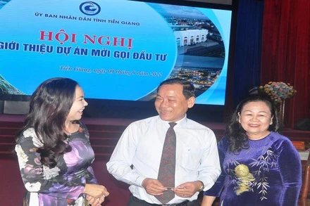 Chủ tịch Ủy ban nhân dân tỉnh Tiền Giang trao đổi với các doanh nghiệp.