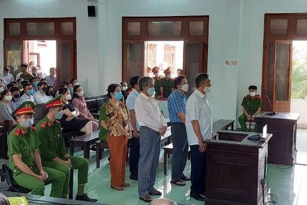 Các bị cáo nghe tòa tuyên án.