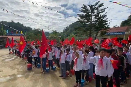 Học sinh Trường Tiểu học Tả Phìn tham dự lễ khai giảng năm học mới.