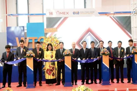 Khai mạc Hội chợ máy và nguyên liệu gỗ quốc tế Bình Dương và kích hoạt Trung tâm triển lãm quốc tế thành phố mới Bình Dương.