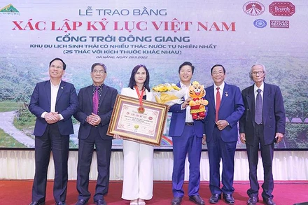 Tổ chức Kỷ lục Việt Nam trao bằng cho đại diện Khu du lịch sinh thái Cổng Trời Đông Giang.