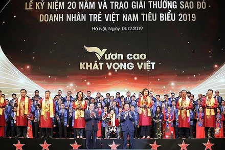 Các đồng chí Lãnh đạo Đảng, Nhà nước trao Giải thưởng “Sao Đỏ” tặng những doanh nhân trẻ xuất sắc, tiêu biểu năm 2019.
