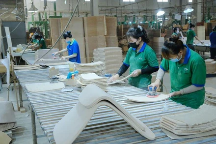 Doanh nghiệp đồ gỗ quay lại phục vụ người tiêu dùng nội địa.
