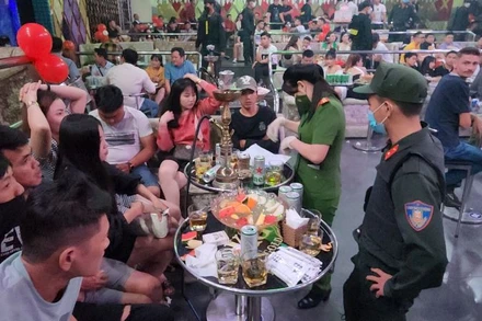 Lực lượng Công an tiến hành kiểm tra quán bar có gần 300 người đang vui chơi. 