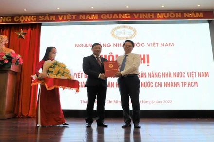 Phó Thống đốc Phạm Tiến Dũng trao quyết định bổ nhiệm Giám đốc Ngân hàng Nhà nước Chi nhánh Thành phố Hồ Chí Minh cho ông Võ Minh Tuấn. (Ảnh Hồng Cường)