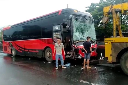 Hai xe ô-tô khách va chạm trên Quốc lộ 1, 4 người thương vong