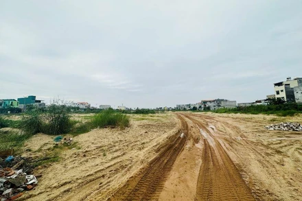 Dự án Khu dân cư Thống Nhất kết hợp chỉnh trang đô thị xã Tịnh Ấn Tây, thành phố Quảng Ngãi do Công ty cổ phần Đầu tư và phát triển hạ tầng 179 đầu tư dự kiến hoàn thành cuối năm 2020 nhưng đến nay vẫn dang dở. 