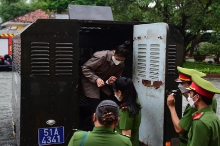 Bị cáo Nguyễn Võ Quỳnh Trang được dẫn đến toà sáng 21/7. (Ảnh: C.T.)