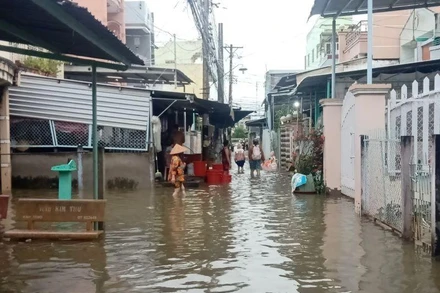 Cuộc sống của người dân bị đảo lộn vì bị ngập nước.