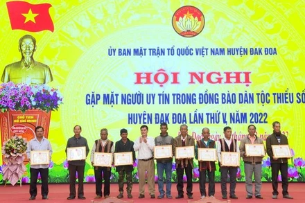 Lãnh đạo huyện Đắk Đoa tặng giấy khen cho 12 cá nhân người có uy tín tiêu biểu.