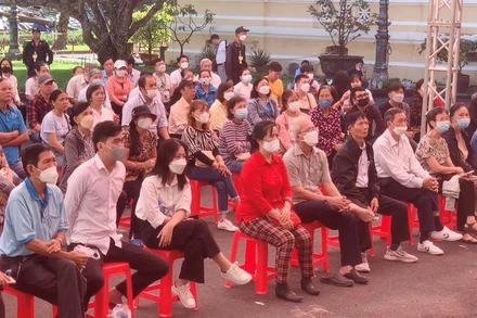 Người dân đến chứng kiến phiên xét xử ở sân tòa án. 