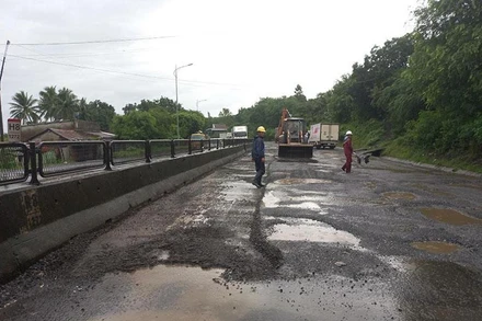 Công ty CP Quản lý và Xây dựng đường bộ Phú Yên khắc phục sự cố sạt lở trên tuyến quốc lộ 1 đoạn qua huyện Tuy An.