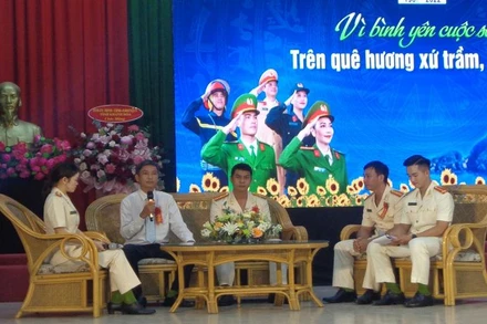 Giao lưu với các điển hình tiên tiến lực lượng Cảnh sát nhân dân Công an Khánh Hòa.