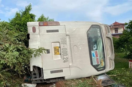 Hiện trường chiếc xe bị lật nghiêng.