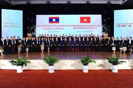 Các đại biểu hai nước chụp ảnh lưu niệm.