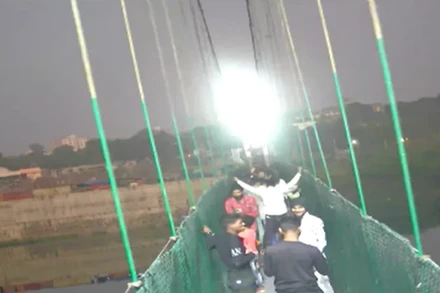 Hiện trường vụ sập cầu. (Ảnh:TTXVN)