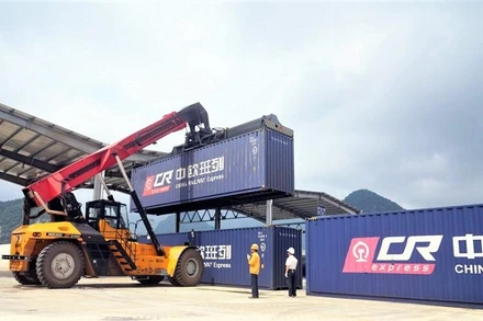 Xuất nhập khẩu hàng hóa qua tuyến đường sắt kết nối Trung Quốc với châu Âu. (Ảnh: People.com.cn)
