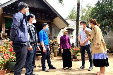 Cán bộ, đảng viên xã Ea Bhốk, huyện Cư Kuin, tỉnh Đắk Lắk tuyên truyền, vận động đồng bào dân tộc thiểu số nâng cao ý thức phòng chống dịch bệnh, bảo vệ sức khỏe cộng đồng.