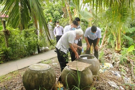 Trung tâm Kiểm soát bệnh tật tỉnh Tiền Giang kiểm tra các dụng cụ chứa nước ở tại Phú Nhuận, huyện Cai Lậy.