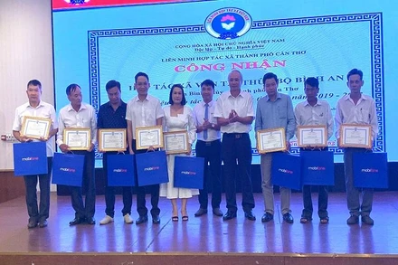 Liên minh Hợp tác xã thành phố Cần Thơ trao chứng nhận hợp tác xã, tổ hợp tác điển hình tiên tiến giai đoạn 2019-2022.