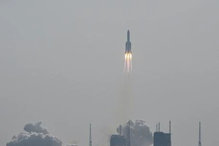 Tên lửa đẩy Trường Chinh 5B Y4, mang theo module Mộng Thiên rời bệ phóng tại bãi phóng Văn Xương, tỉnh Hải Nam, miền Nam Trung Quốc ngày 31/10/2022. (Ảnh: THX/TTXVN)