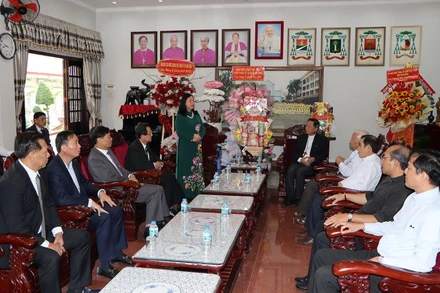 Đồng chí Bùi Thị Minh Hoài phát biểu chúc mừng Giáng sinh tại Tòa Giám mục Giáo phận Long Xuyên.