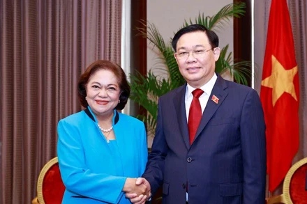 Chủ tịch Quốc hội Vương Đình Huệ tiếp bà Agnes Devanadera, Chủ tịch Tập đoàn phát triển đặc khu Clark. (Ảnh: TTXVN)