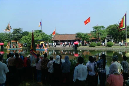 Xem hát giao duyên tại Lễ hội chùa Keo Thái Bình.