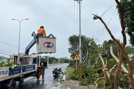 Điện lực các địa phương bị ảnh hưởng do bão số 4 huy động lực lượng, phương tiện khắc phục sự cố, sớm cung cấp điện cho khách hàng, phục vụ công tác khôi phục sau bão.